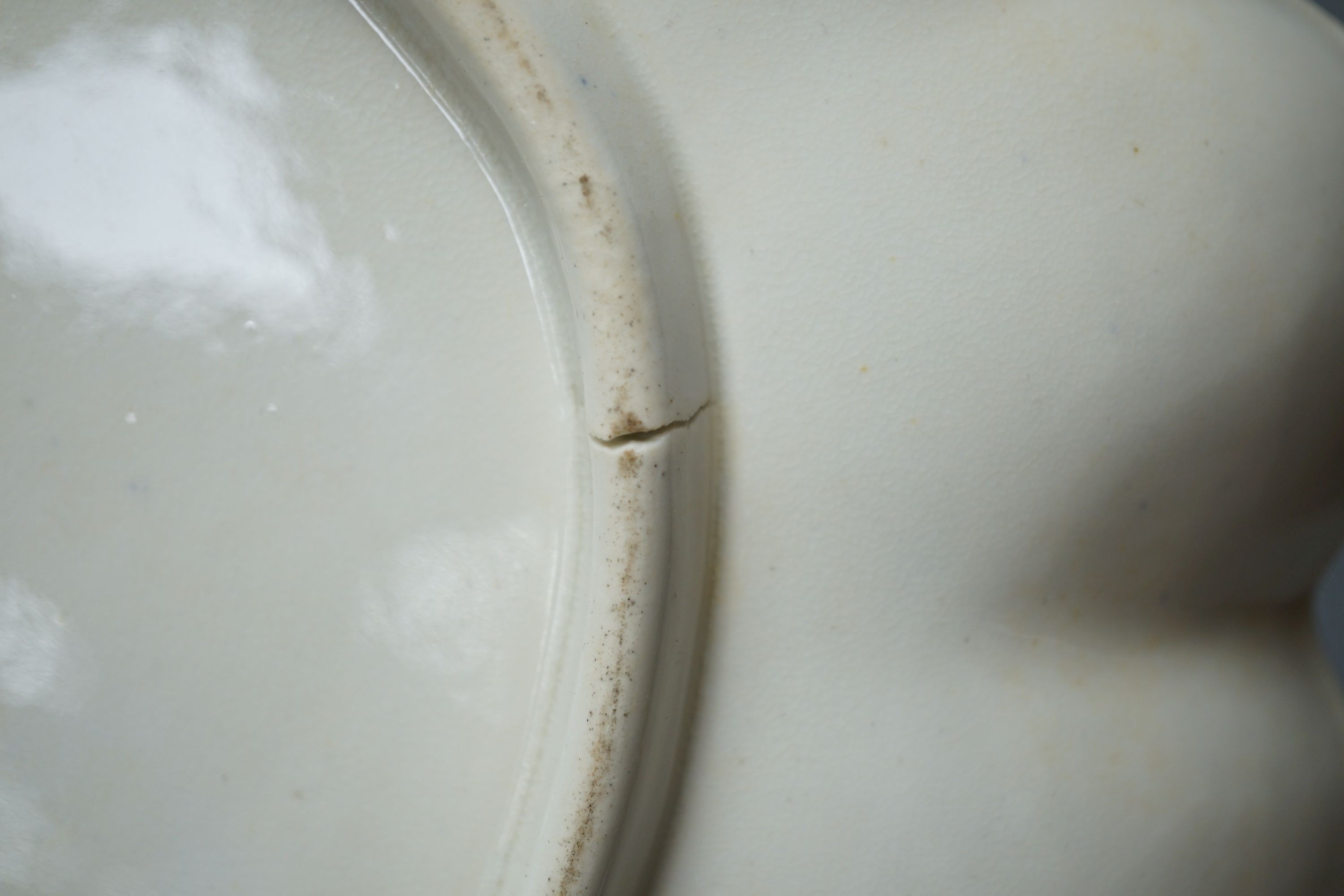 An early 19th century Derby seventeen-piece part dinner set, lobed oval serving dishes 31cm.